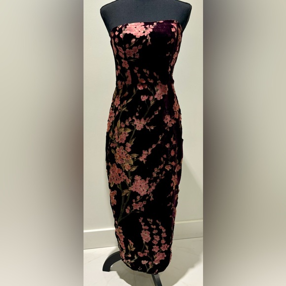 Lulu’s deep plum with pink flowers velvet strapless midi dress - Picture 12 of 12